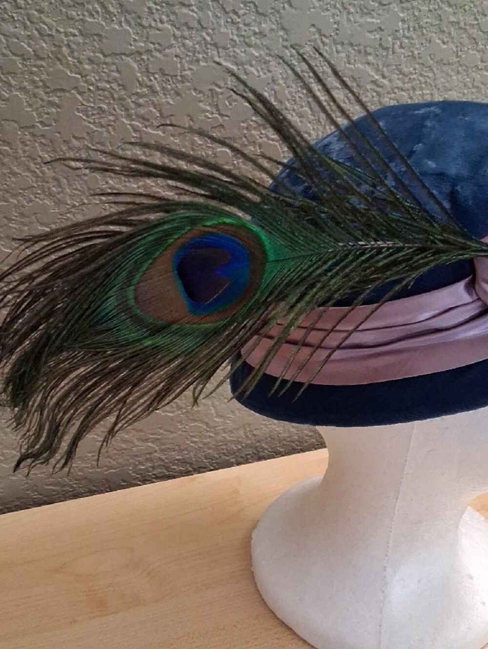 Vintage Crushed Velvet Cloche Hat with Satin Band and Peacock Feather - Picture 3 of 10
